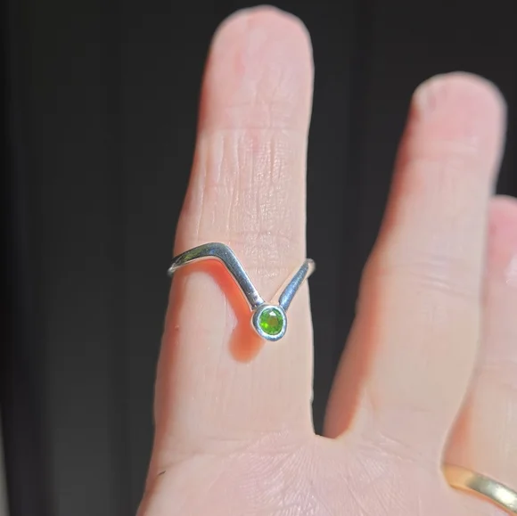 Crome diopside sterling V ring sz7.5 - Picture 3 of 8